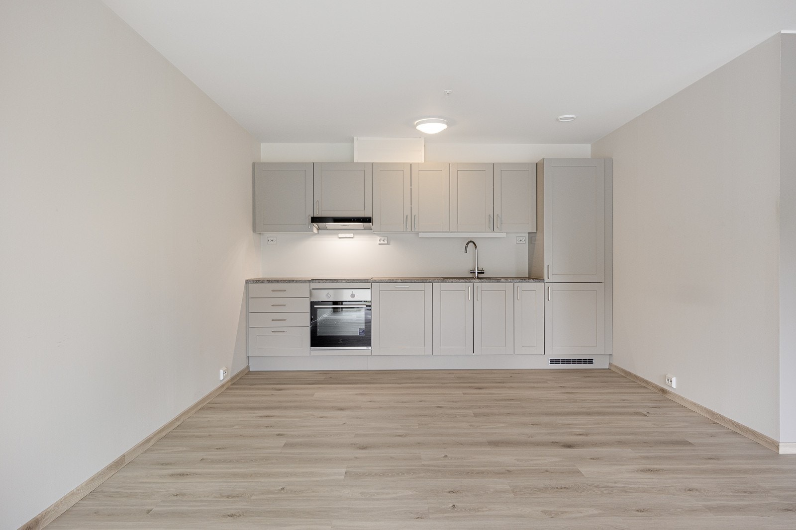 Kjøkkeninnredningen er plassert langs innerste vegg og har en klassisk og tidløs stil. Galleribilde