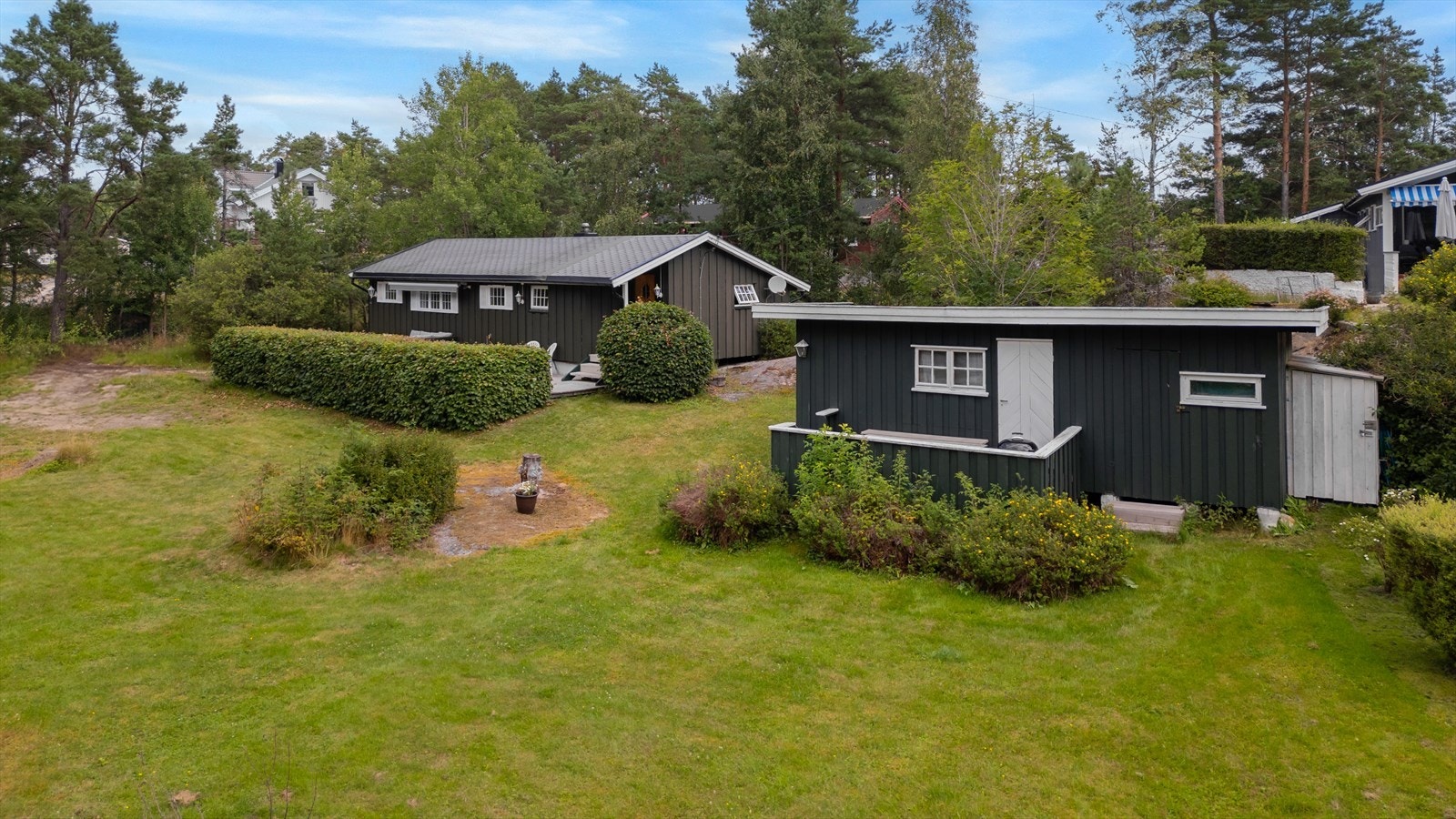 I Saltnes sentrum finner du dagligvarebutikk, interiørbutikk, frisør og storkiosk med take-away. Karlshus ligger kun 10 minutter unna med bredere servicetilbud, og både Fredrikstad og Moss er lett tilgjengelig med bil. Galleribilde