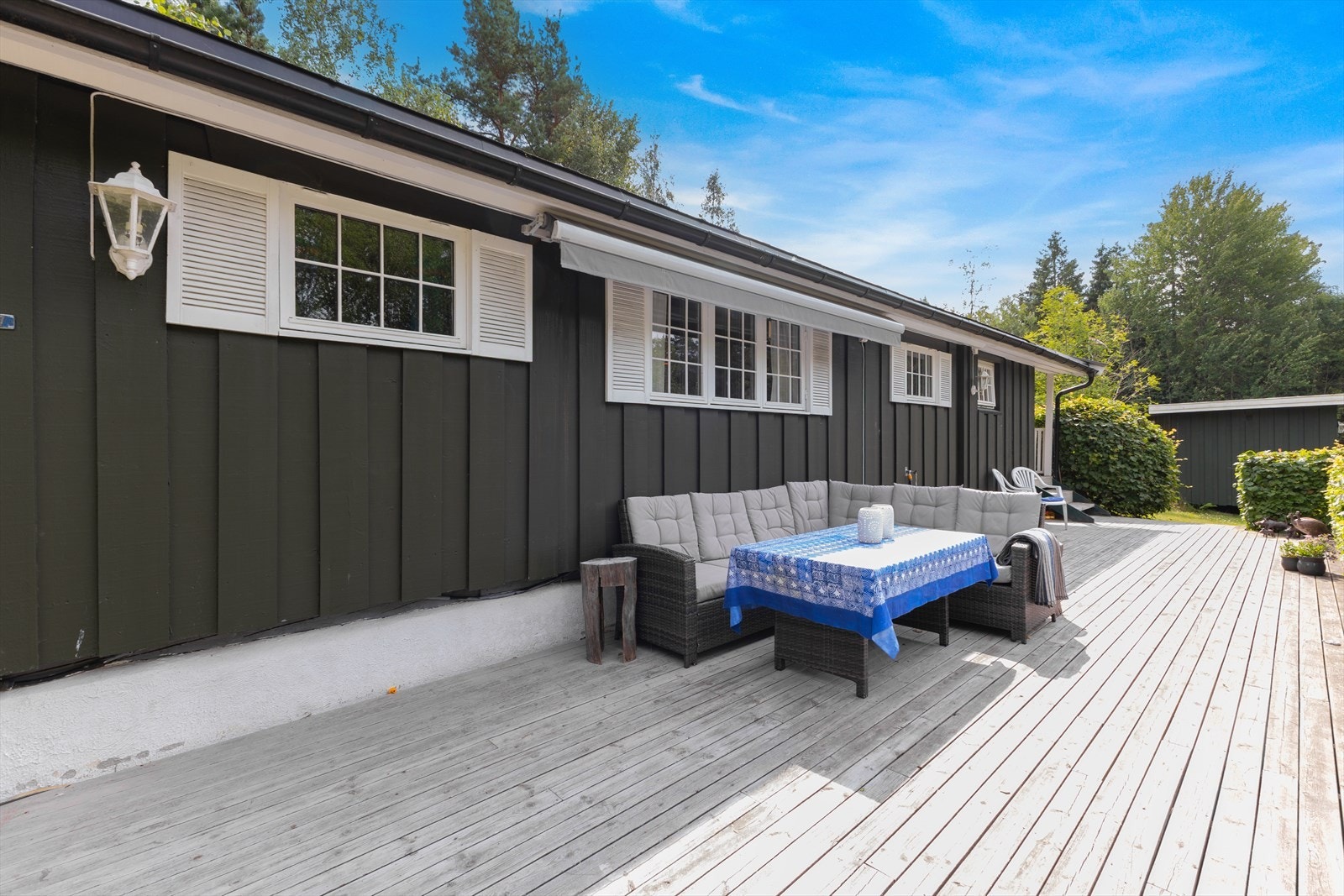 Romslig terrasse på ca. 42 m² med gode solforhold - et naturlig samlingspunkt for rolige morgener og lange sommerkvelder. Galleribilde