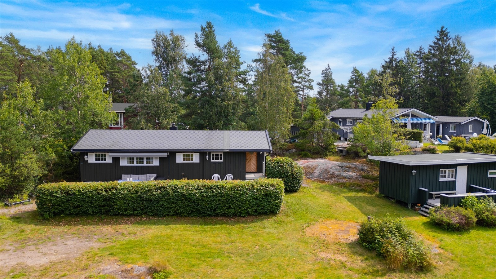 Hytta har en praktisk planløsning med alt på én flate, og inneholder tre soverom, bad, separat toalett og et romslig allrom med åpen kjøkken- og stueløsning. Galleribilde