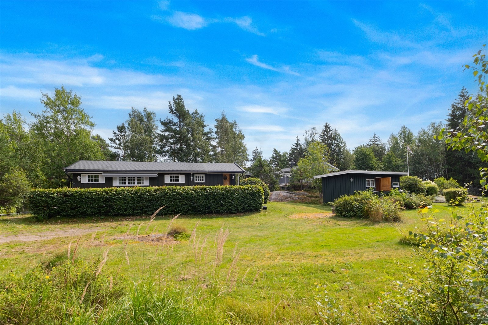 Eiendommen ligger i et etablert og fredelig hyttefelt på Saltnes, omgitt av skog og natur. Her får du ro og privatliv, samtidig som du har kort vei til sjøen og flotte turområder. Galleribilde