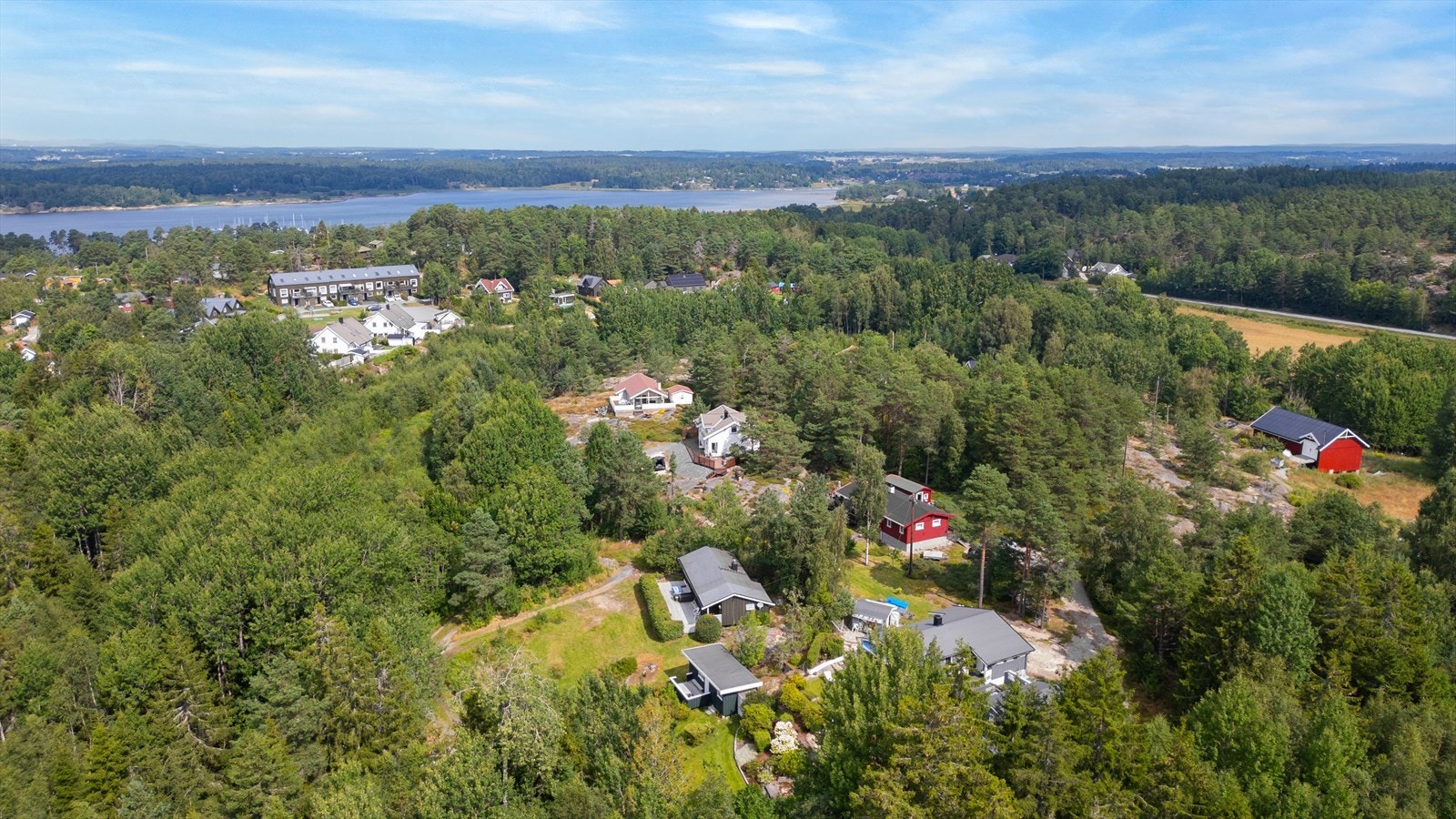 Hytta har en praktisk planløsning med alt på én flate, og inneholder tre soverom, bad, separat toalett og et romslig allrom med åpen kjøkken- og stueløsning. Galleribilde