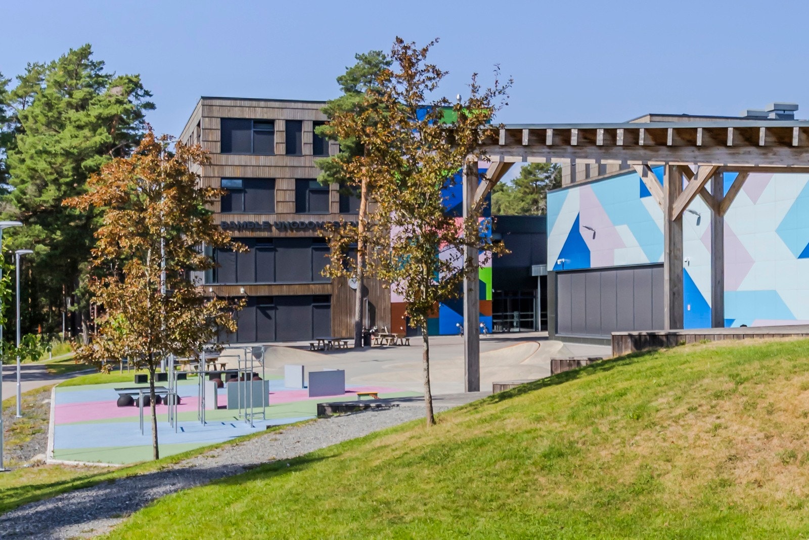 Grasmyr Ungdomsskole. Ligger ca 5. minutter med bil fra tomten som selges. Galleribilde