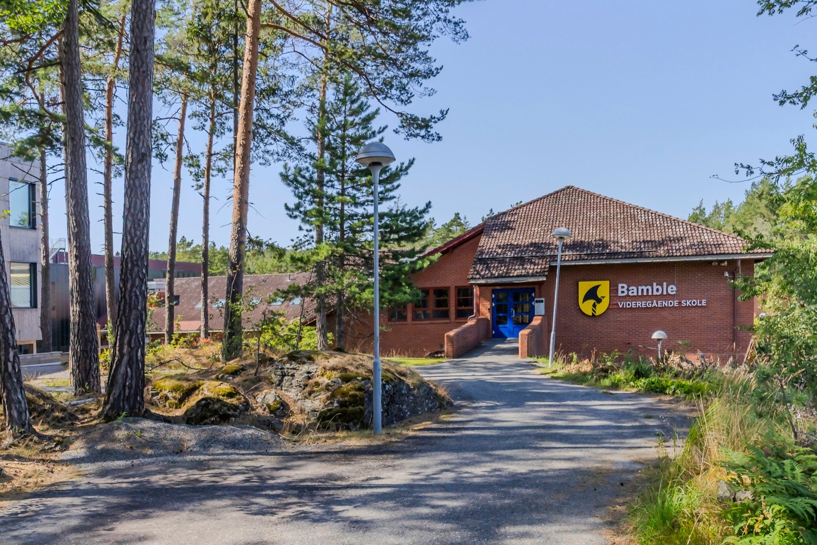 Bamble Videregående Skole. Det er ca 5 min med bil fra tomten som selges. Galleribilde