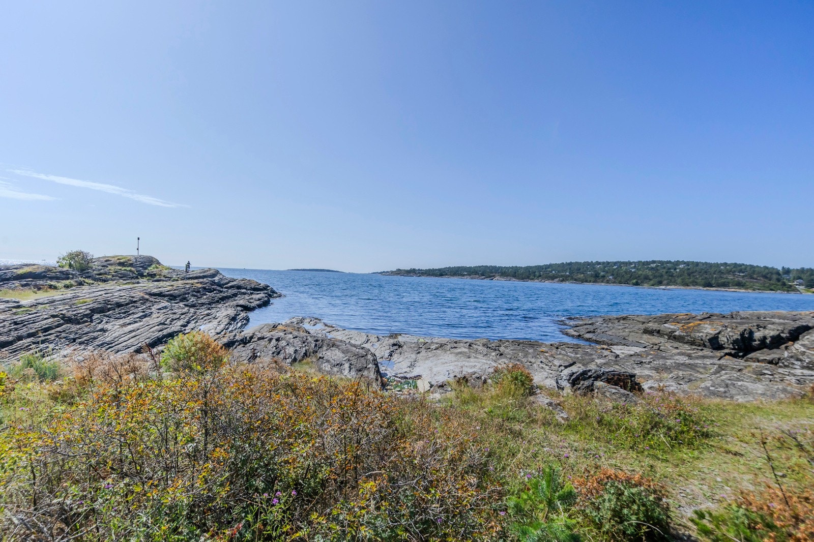 Jypleviktangen. Et vakkert og vilt område. Her kan man nyte naturen i all slags vær. Mye sjø og bølger ved uvær, men det kan være blikk stille andre dager. Galleribilde