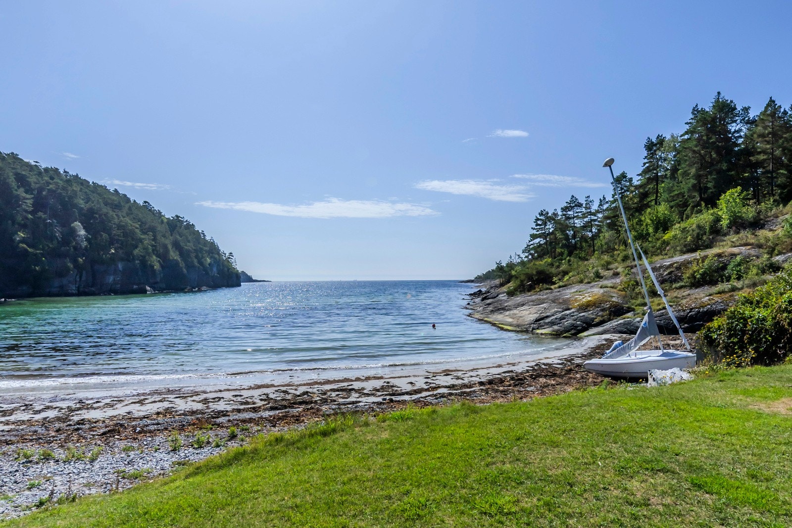 Sandvika, et flott strandområde som har områder med plen, sittegrupper og bademuligheter. Galleribilde