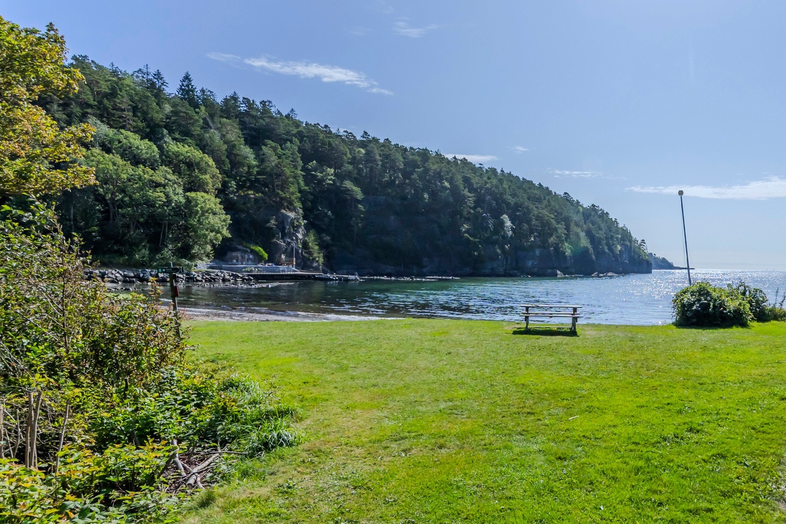 Sandvika, et flott strandområde som har områder med plen, sittegrupper og bademuligheter. Galleribilde