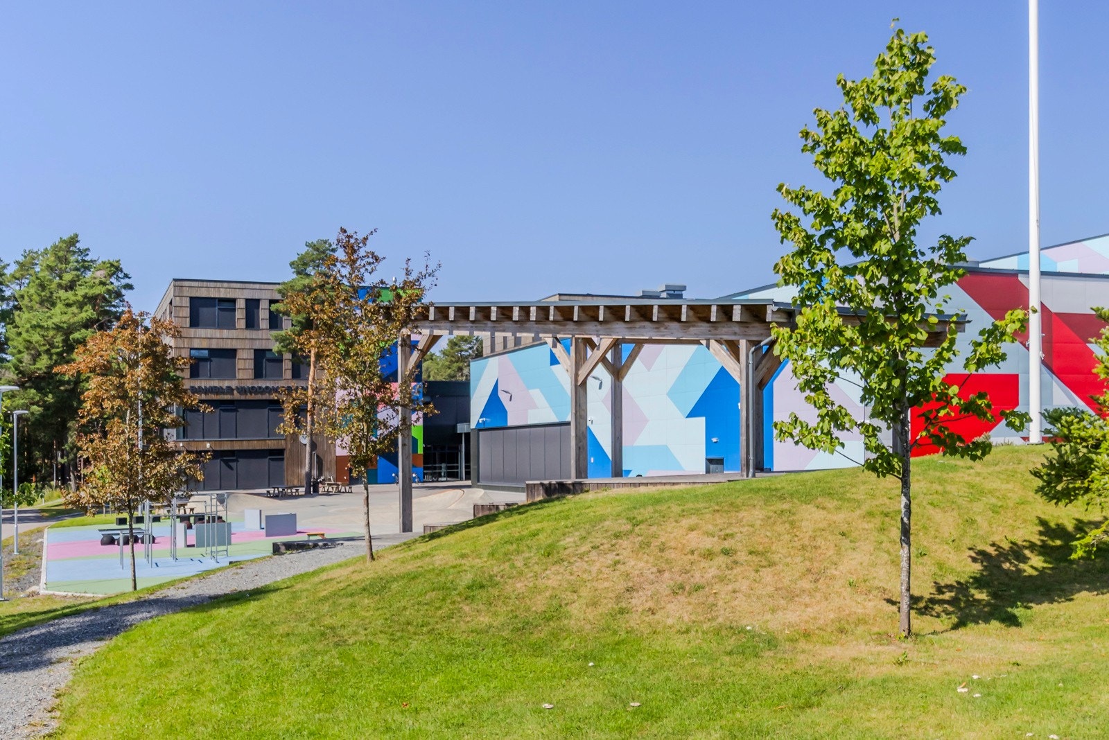 Grasmyr Ungdomsskole. Ligger ca 5. minutter med bil fra tomten som selges. Galleribilde