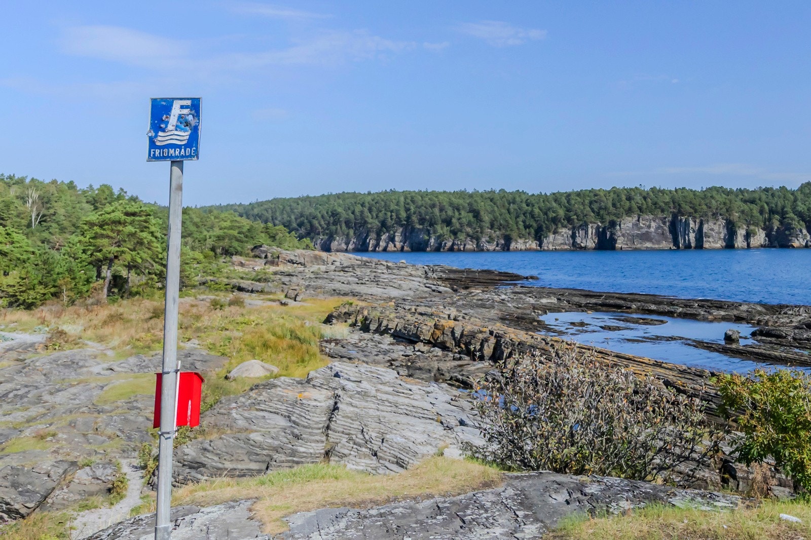 Jypleviktangen. Et vakkert og vilt område. Her kan man nyte naturen i all slags vær. Mye sjø og bølger ved uvær, men det kan være blikk stille andre dager. Galleribilde