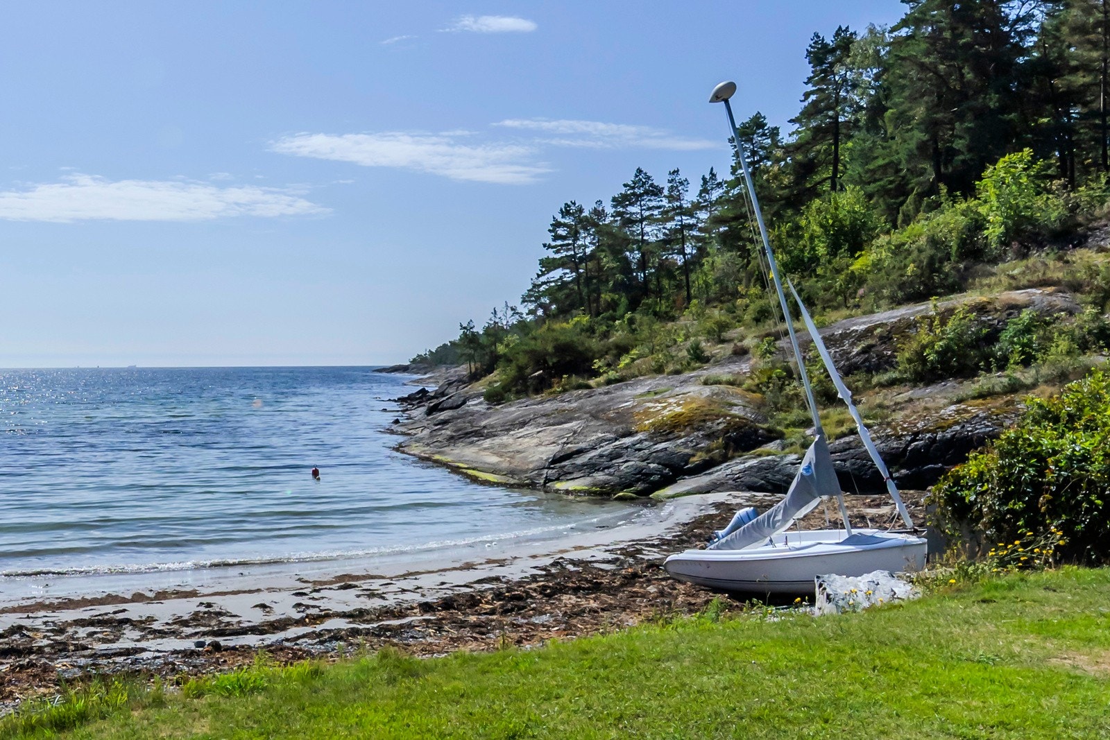 Sandvika, et flott strandområde som har områder med plen, sittegrupper og bademuligheter. Galleribilde