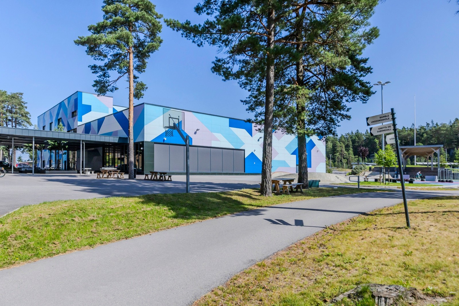 Grasmyr Ungdomsskole. Ligger ca 5. minutter med bil fra tomten som selges. Galleribilde