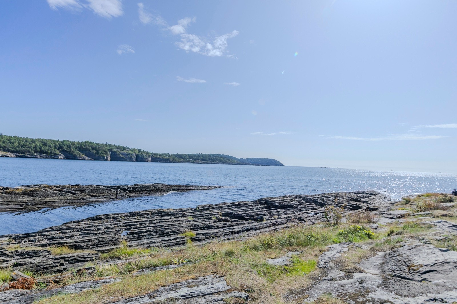 Jypleviktangen. Et vakkert og vilt område. Her kan man nyte naturen i all slags vær. Mye sjø og bølger ved uvær, men det kan være blikk stille andre dager. Galleribilde