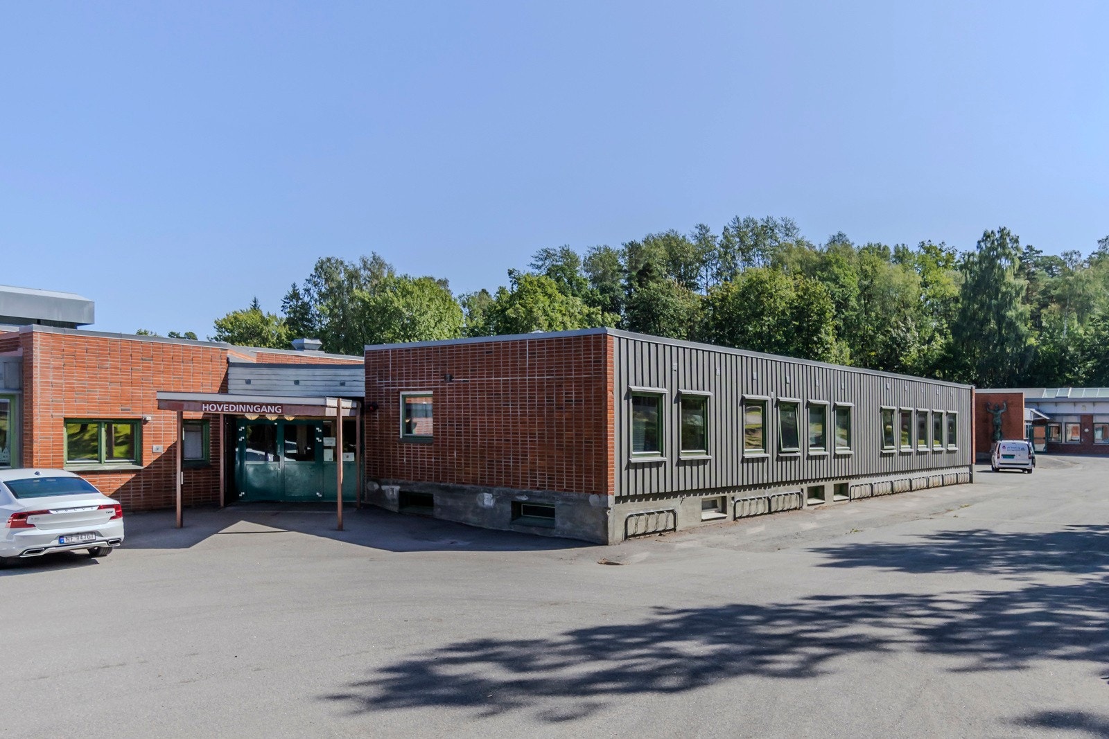 Stathelle barneskole. Ligger ca. 7 min med bil fra tomten som selges. Galleribilde
