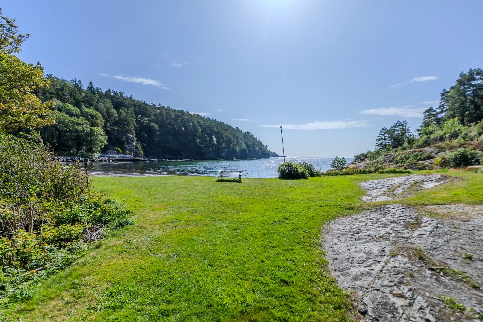 Sandvika, et flott strandområde som har områder med plen, sittegrupper og bademuligheter. Galleribilde