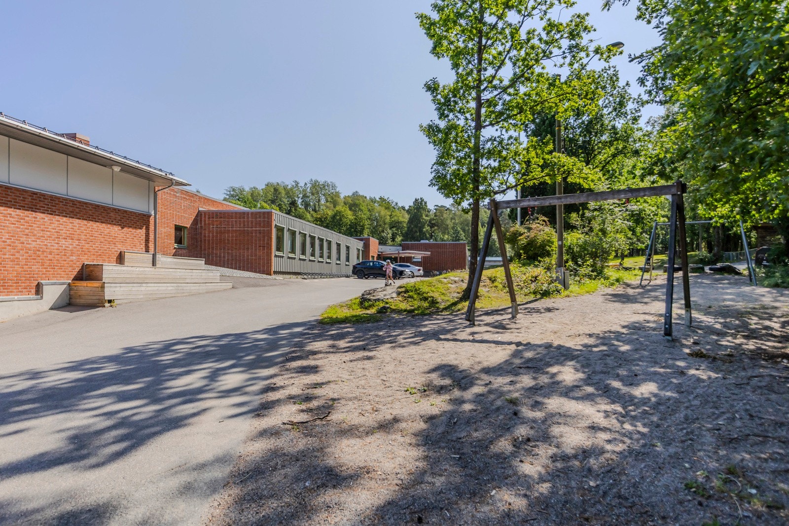 Stathelle barneskole. Ligger ca. 7 min med bil fra tomten som selges. Galleribilde