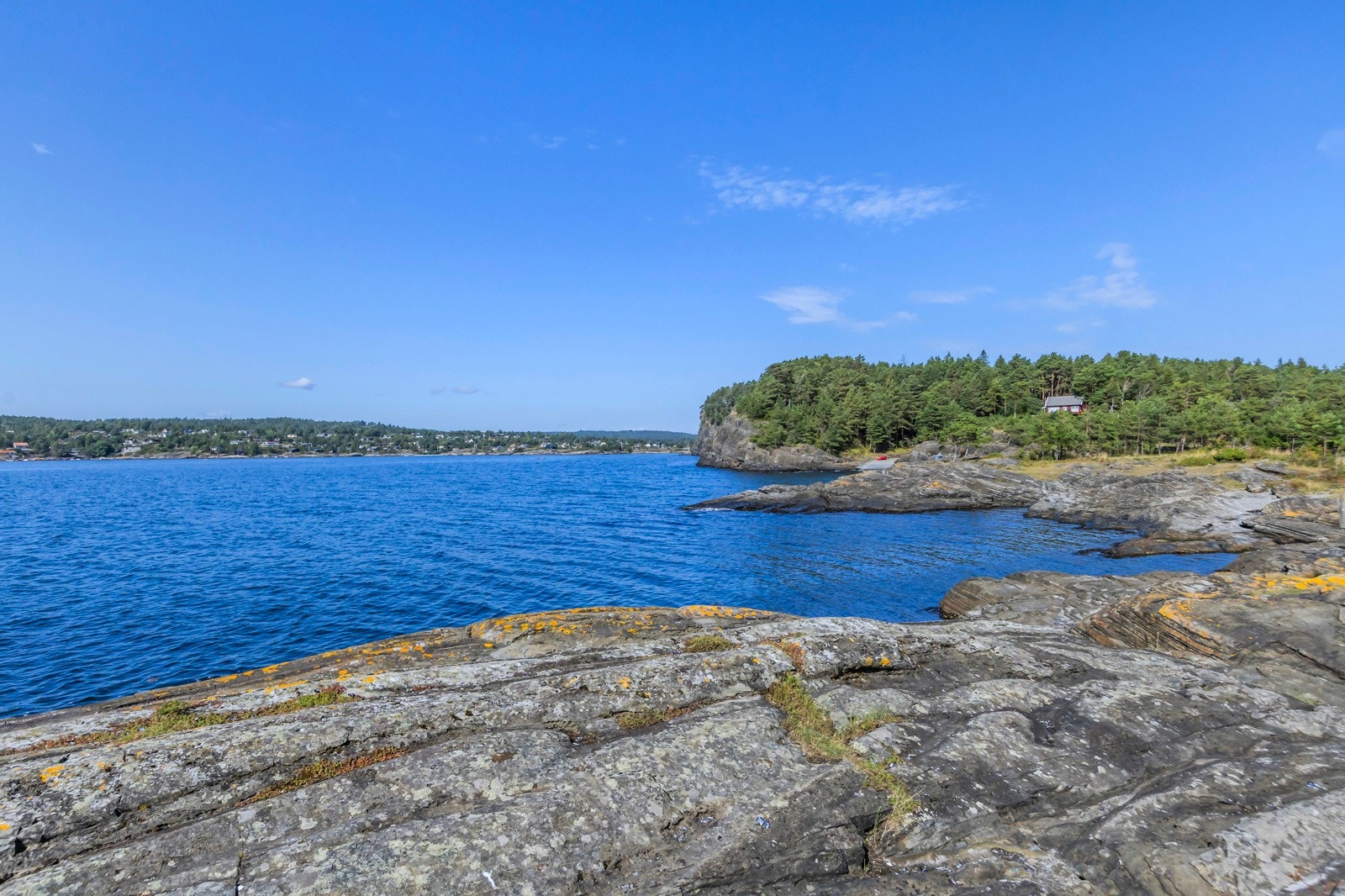 Jypleviktangen. Et vakkert og vilt område. Her kan man nyte naturen i all slags vær. Mye sjø og bølger ved uvær, men det kan være blikk stille andre dager. Galleribilde