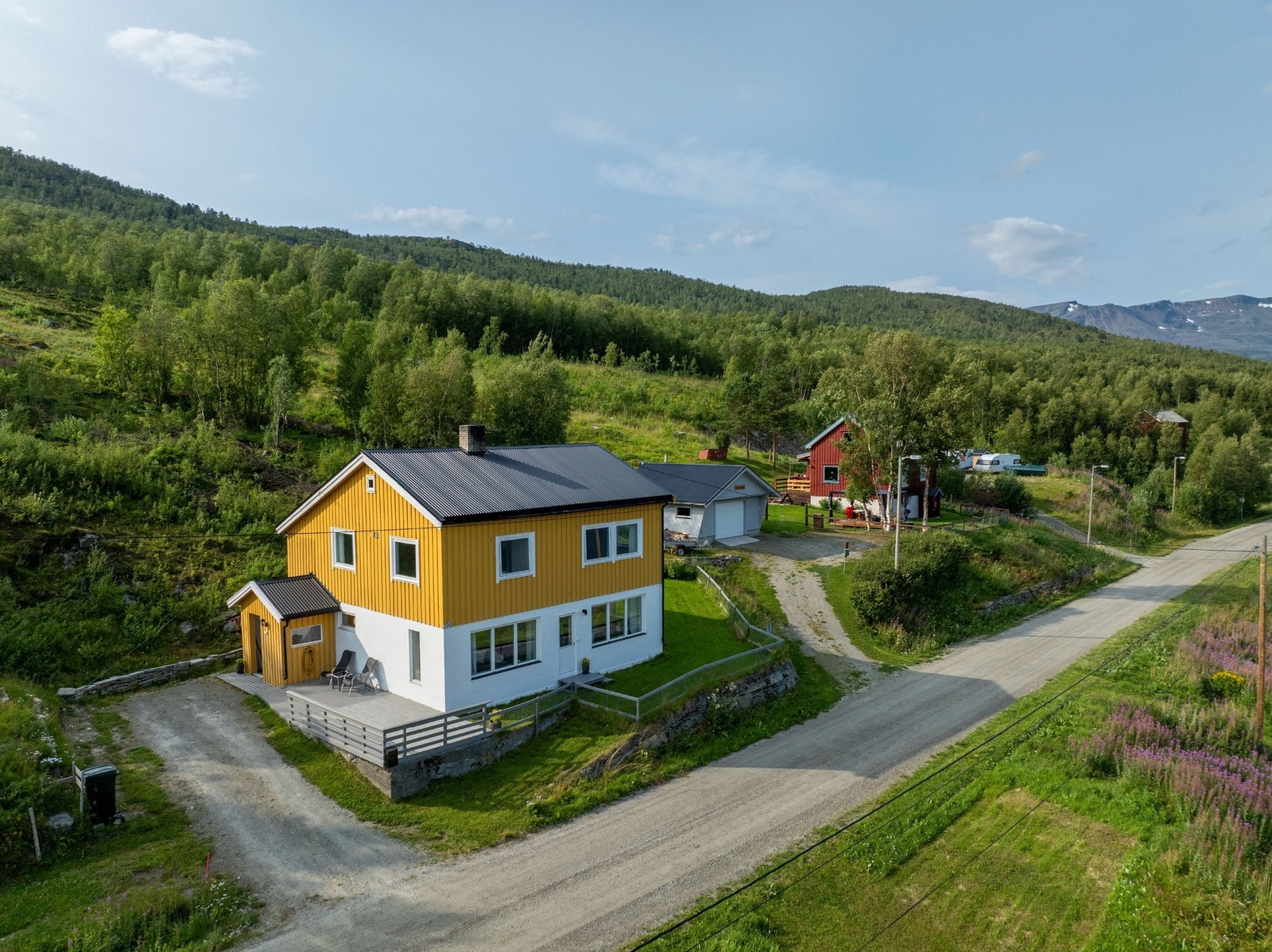 Stajordveien 790 ligger i rolige omgivelser ved en lite trafikkert vei Galleribilde