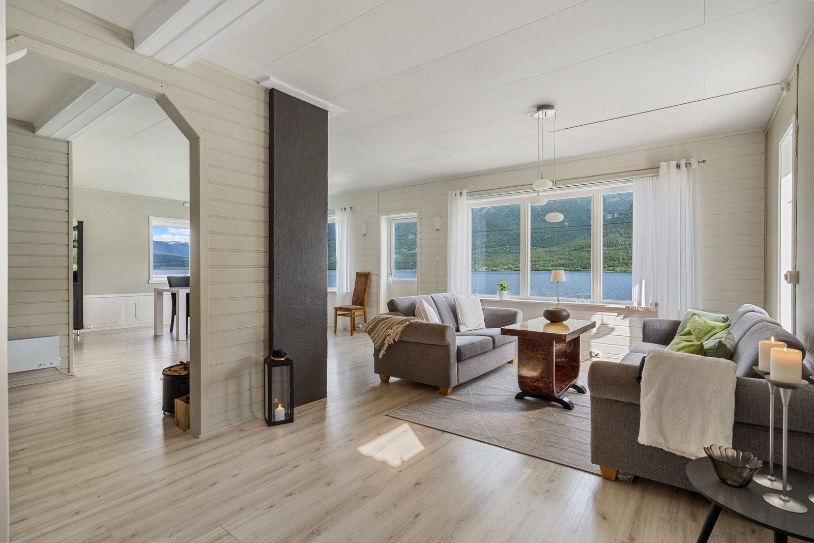 Romslig og trivelig stue Galleribilde