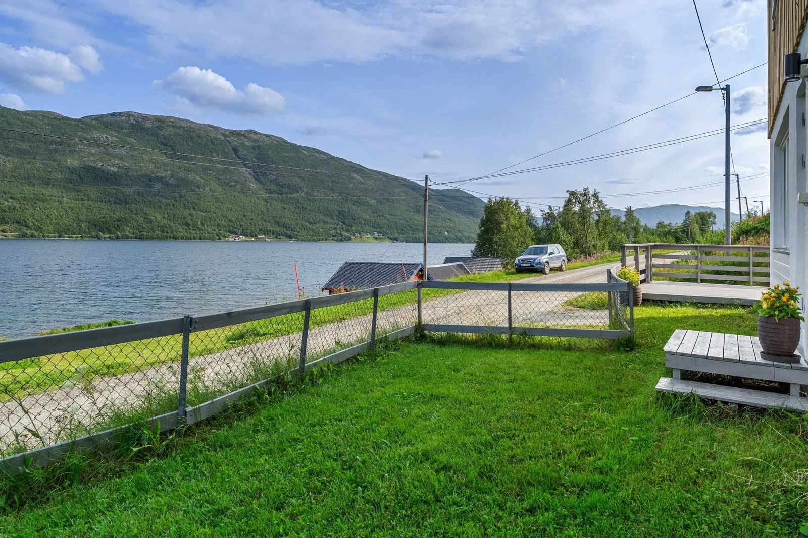 Hage, med mulighet for å gå rett ut i fra stue Galleribilde