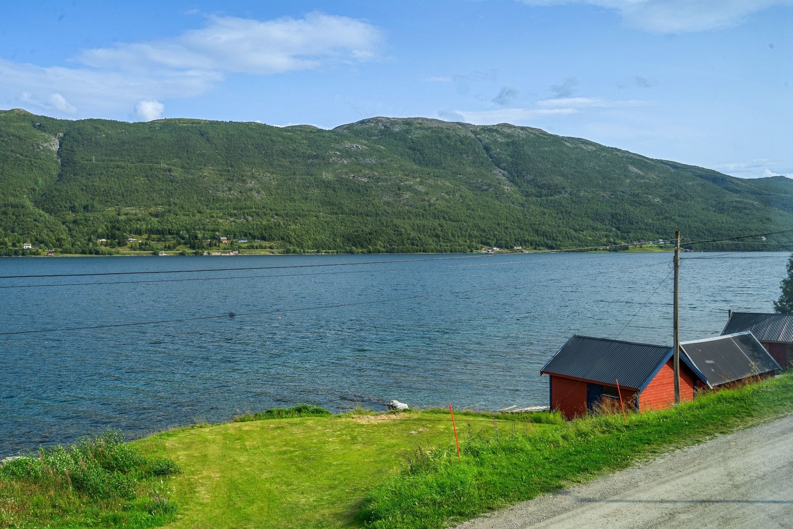 Utsikt fra terrassen ned mot eget naust/båthus Galleribilde