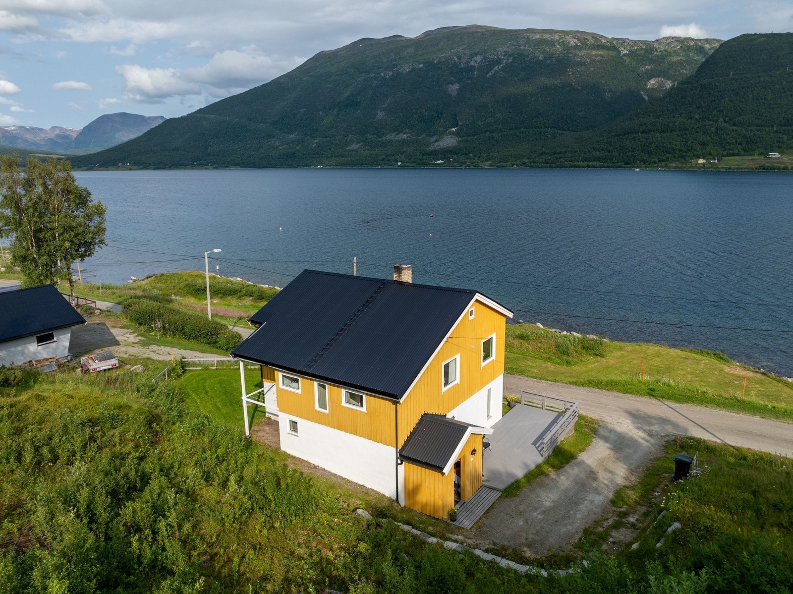 Nært sjøen, med nydelig utsikt til deler av Kvænangens vakre natur Galleribilde