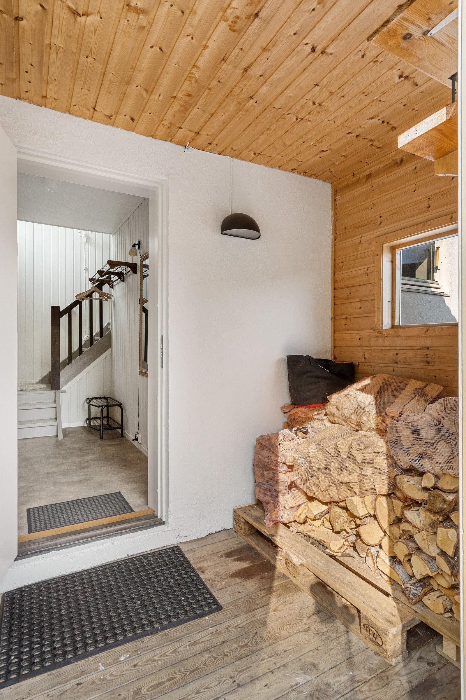 Inngangspartiet. Vindfang med lagringsplass for ved Galleribilde