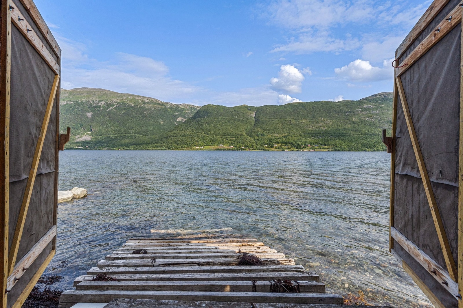 Naust/båthus med lett tilgang til støe og fjære Galleribilde