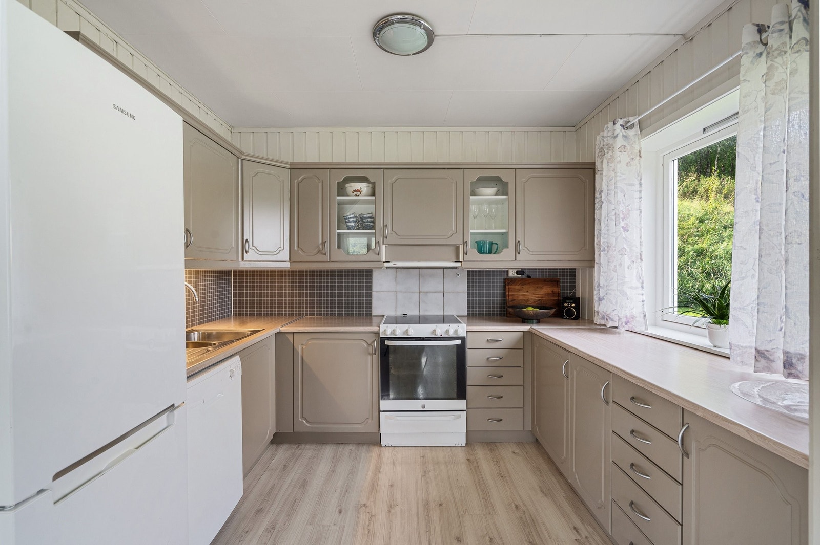 Kjøkken i 1.etg. Hvitevarer følger med Galleribilde