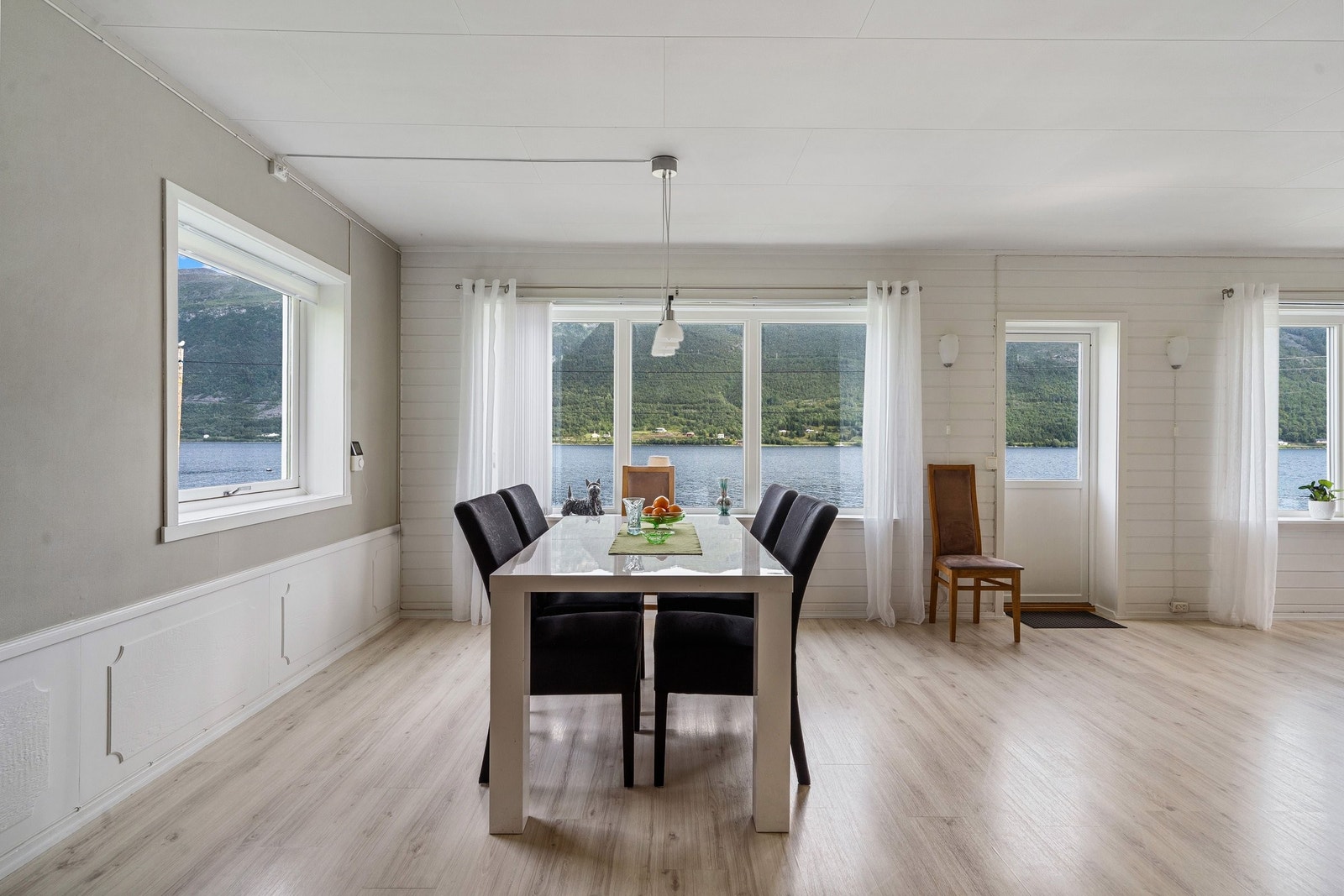 Spisestue rett ut fra kjøkkenet Galleribilde