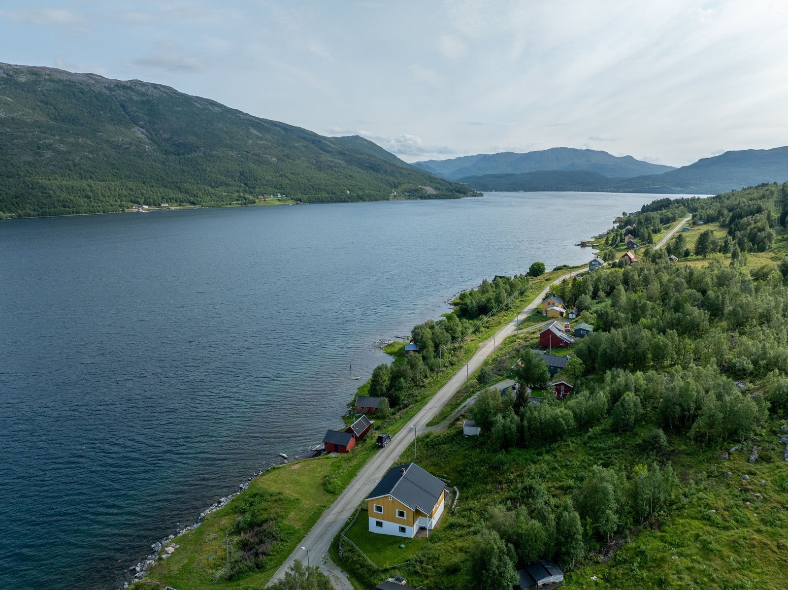 Huset ligger på Stajord i Burfjord. Bildet viser veien innover mot kommunesenteret Galleribilde