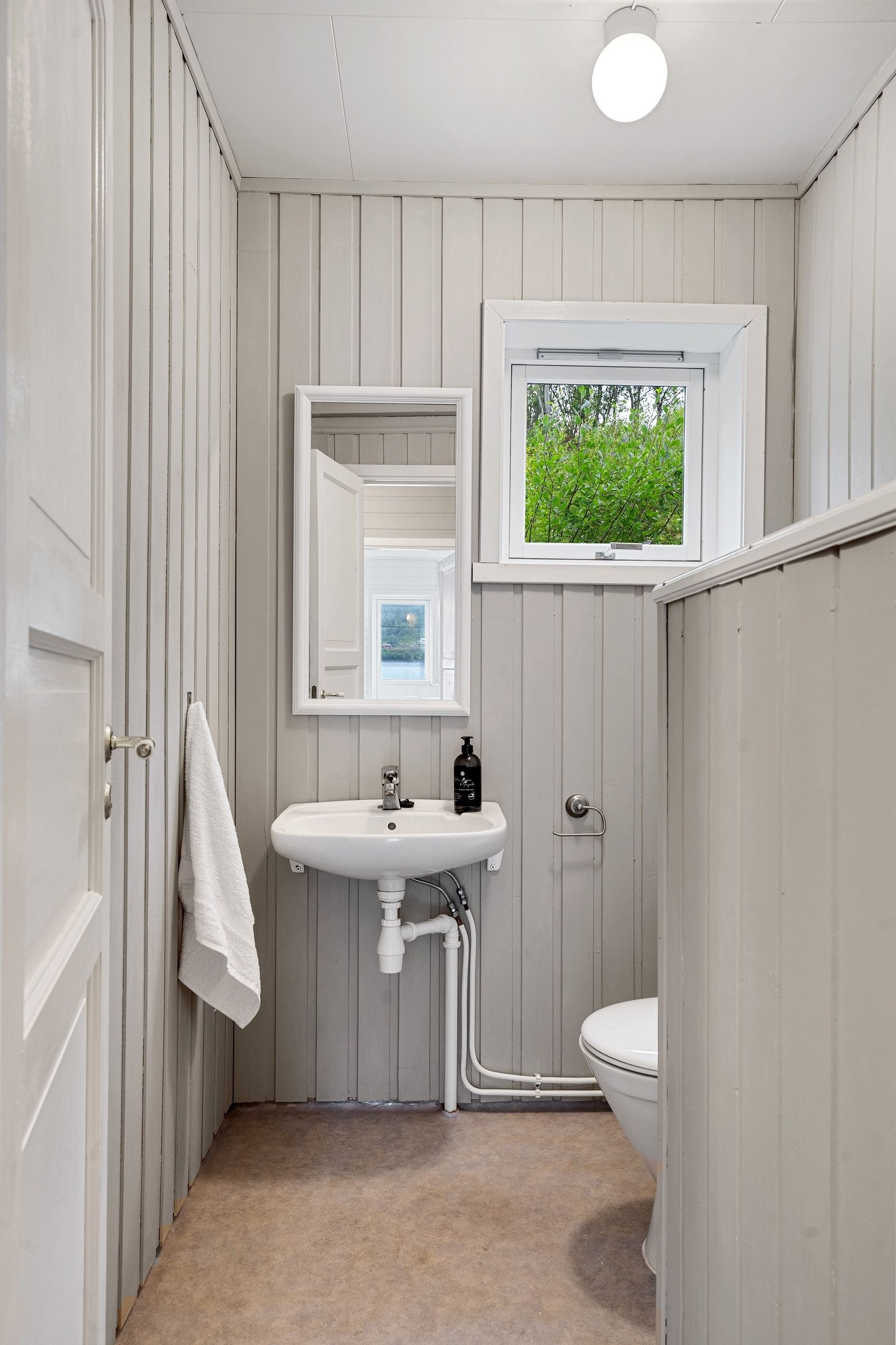 Toalettrom i 1.etg. Innebygd varmtvannsbereder på høyre side Galleribilde