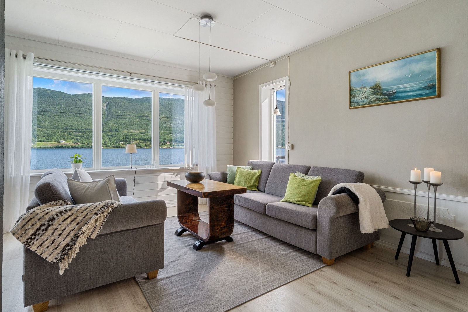 Store vinduer mot sjø og fjell Galleribilde