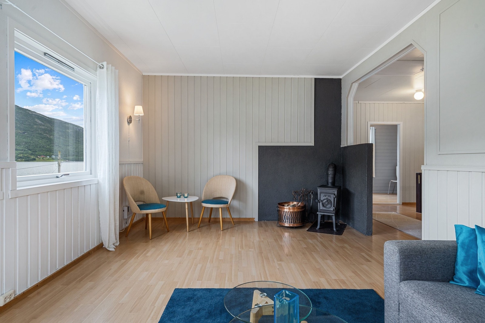 Tv-stue med ovn for vedfyring Galleribilde