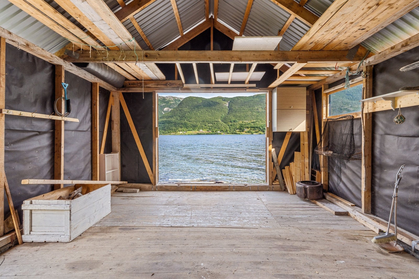Naust/båthus følger med. Adgang til naust og strandlinje er på festetomt på naboeiendom Galleribilde