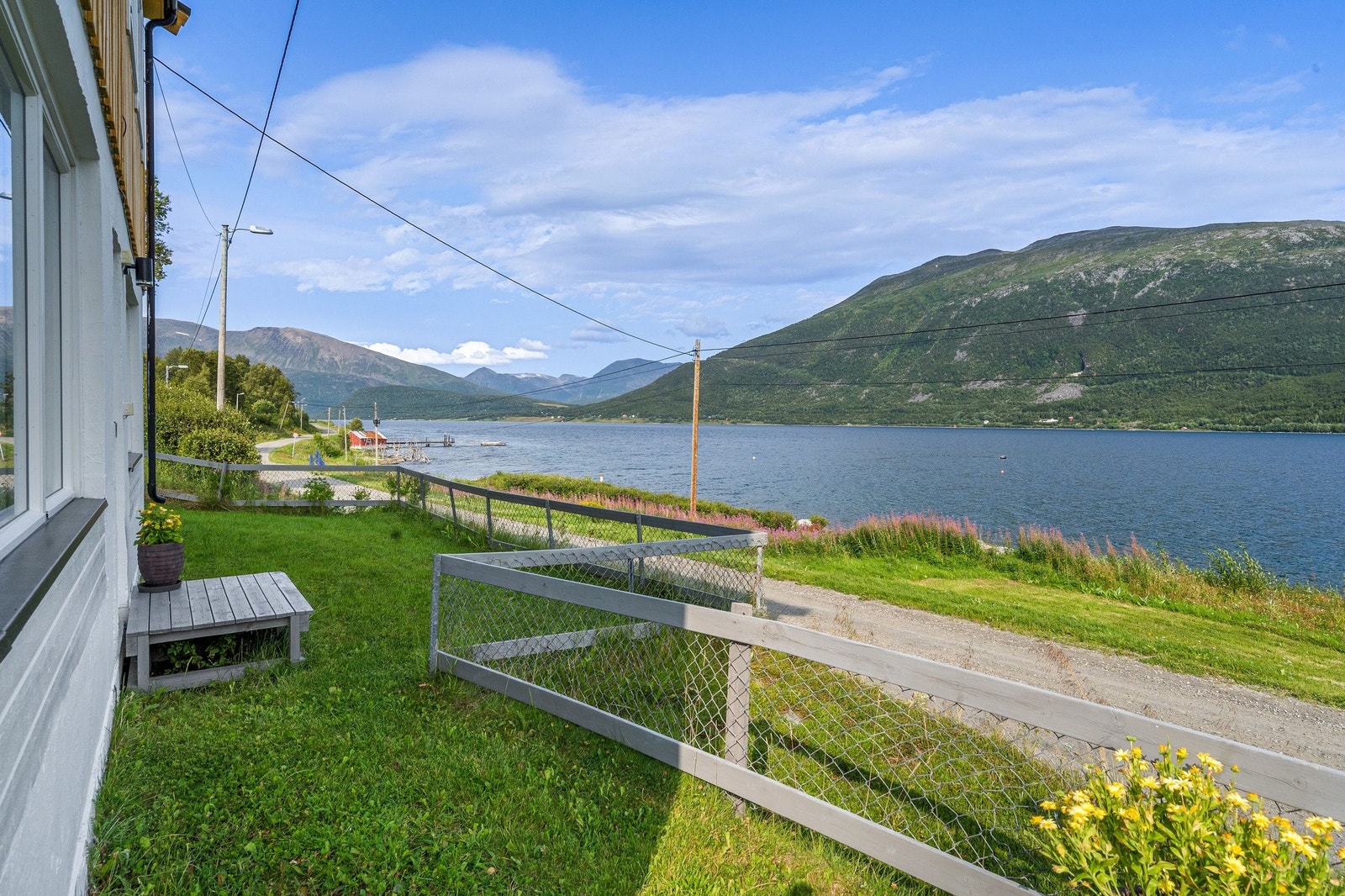 Bilde fra terrasse utover fjorden. Galleribilde