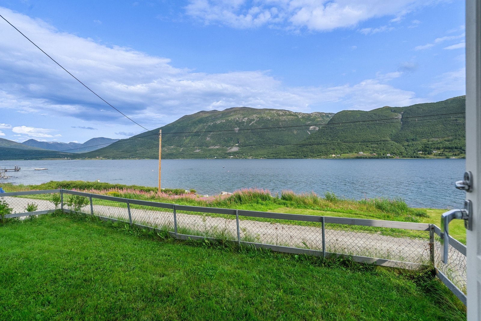 Liten hage med opparbeidet plen Galleribilde