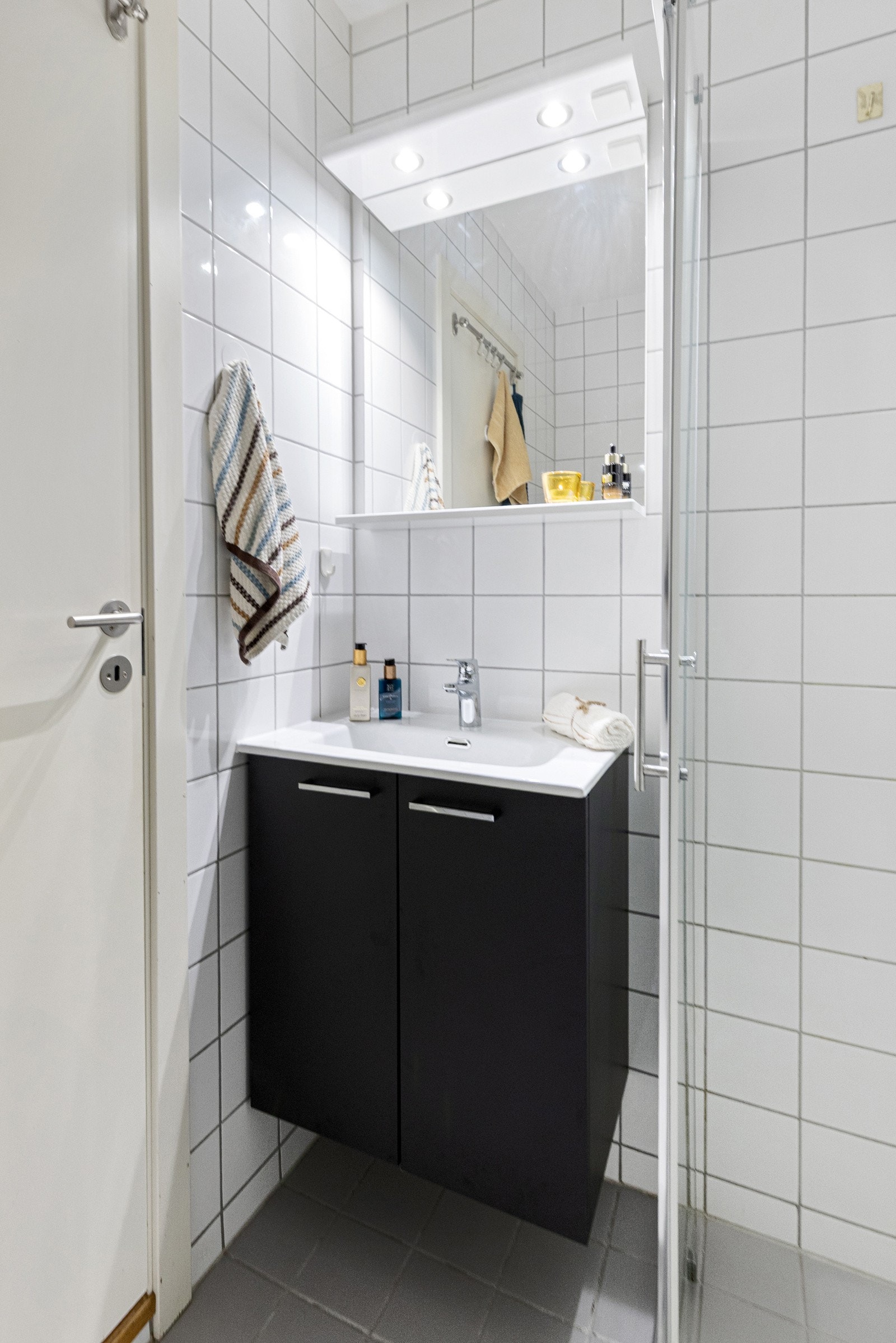 Badet er utstyrt med ny servantinnredning fra august 2025 Galleribilde