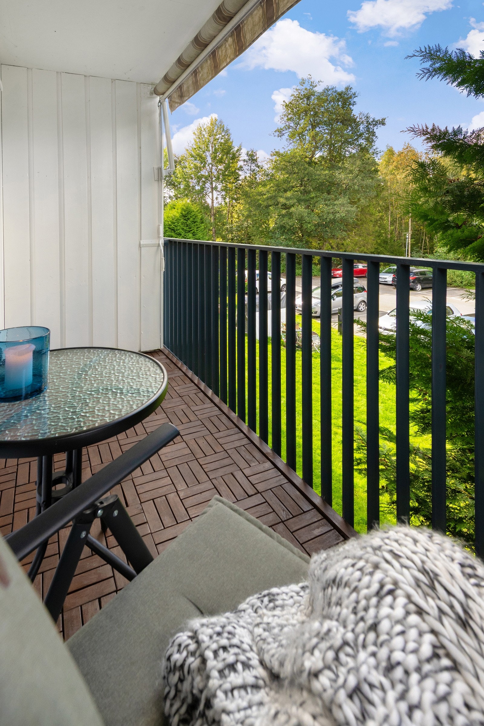 Balkongen kan glasses inn med skyvedører som kan trekkes til begge sider Galleribilde