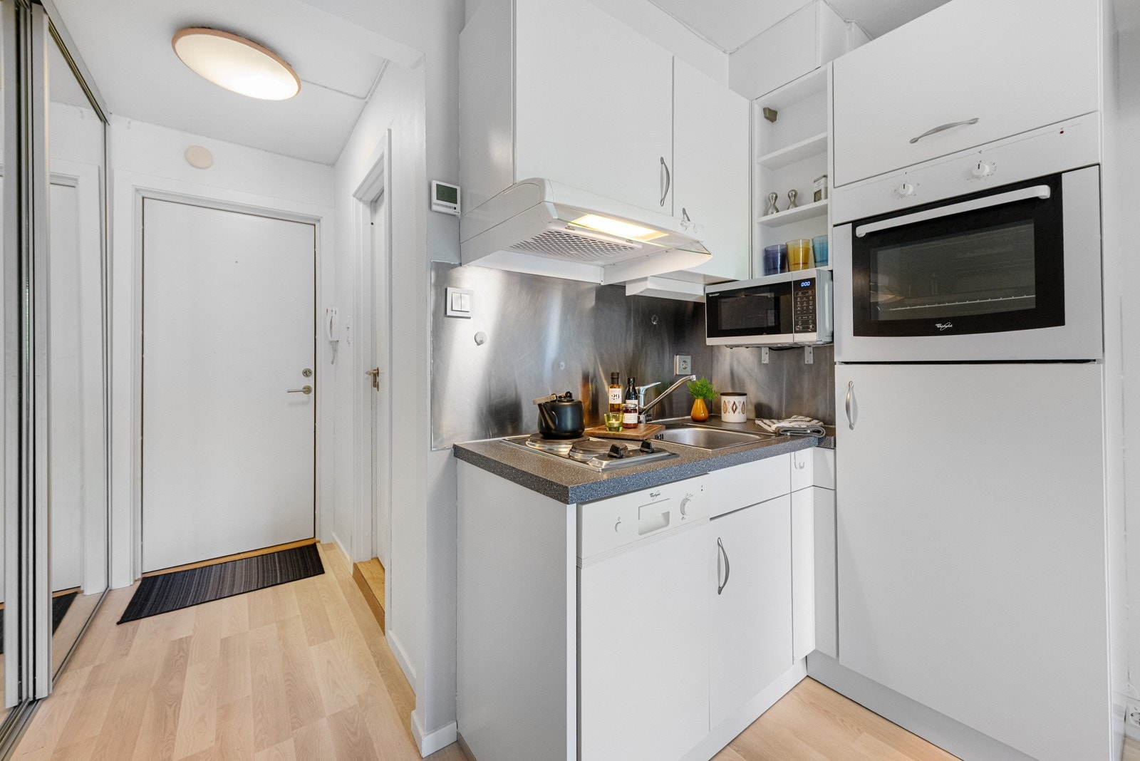 Hvitevarer i form av kjøleskap/frys, stekeovn, platetopp, oppvaskmaskin og micro medføler salget. Galleribilde