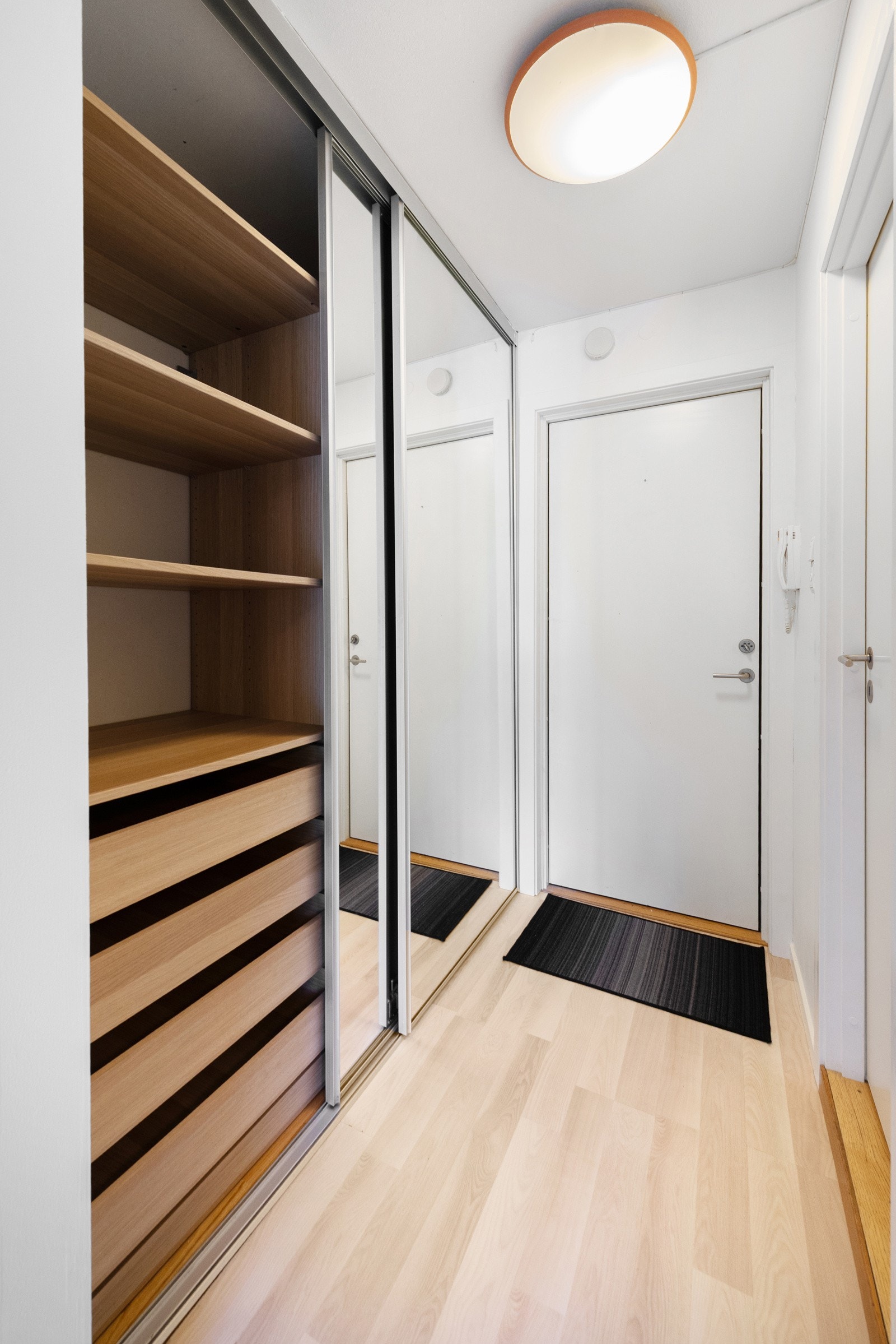 Dobbel skyvedørsgarderobei gang med god og praktisk lagringsplass Galleribilde