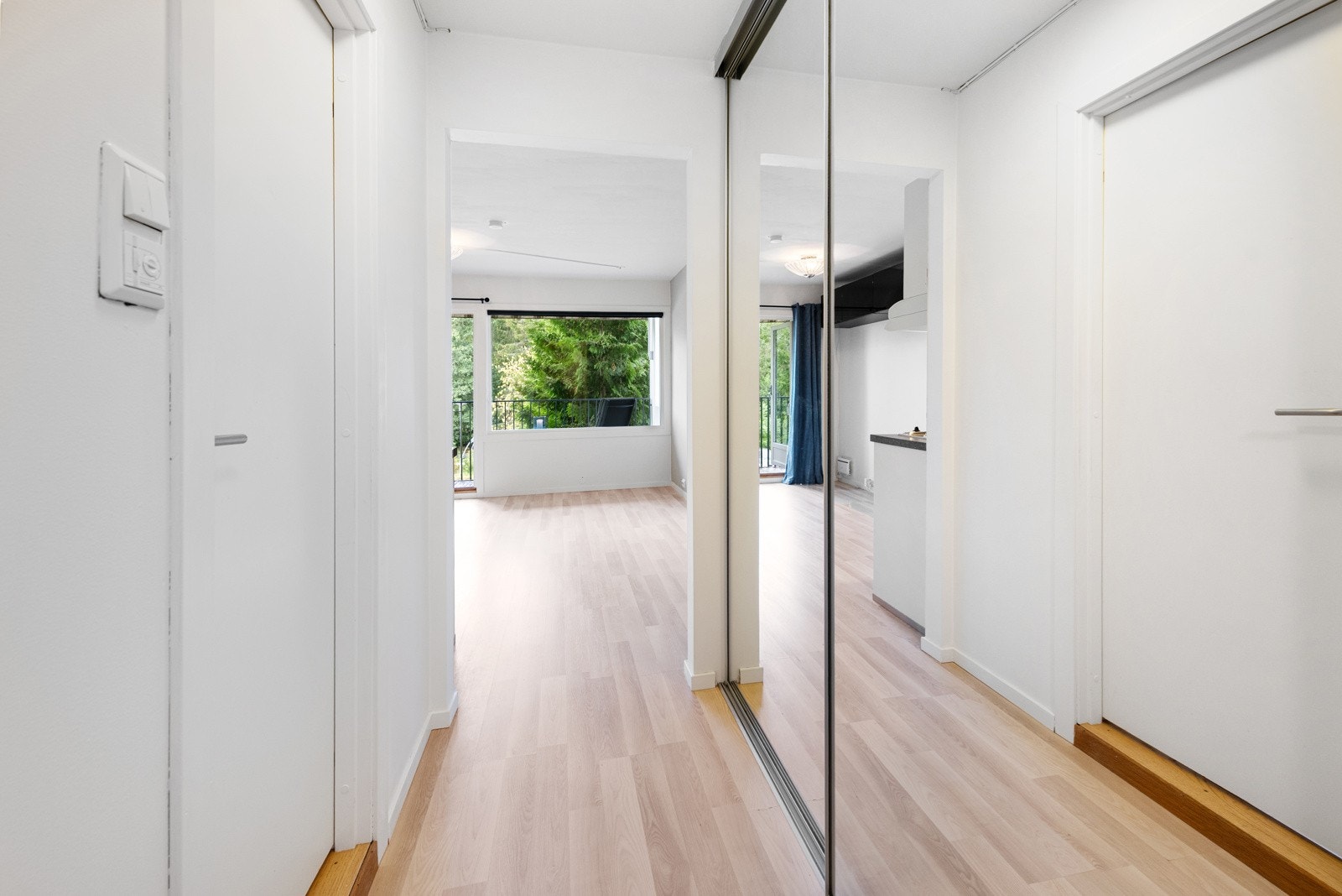 Gangen er utstyrt med dobbel skyvedørsgarderobe med speilfront, Galleribilde