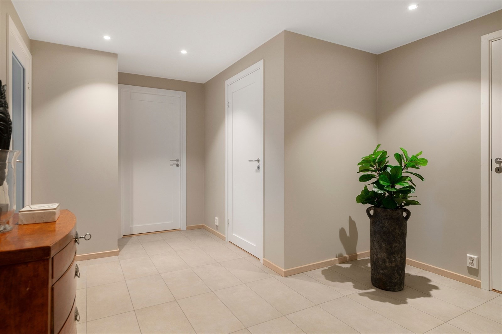 Romslig gang med flislagt gulv. Galleribilde