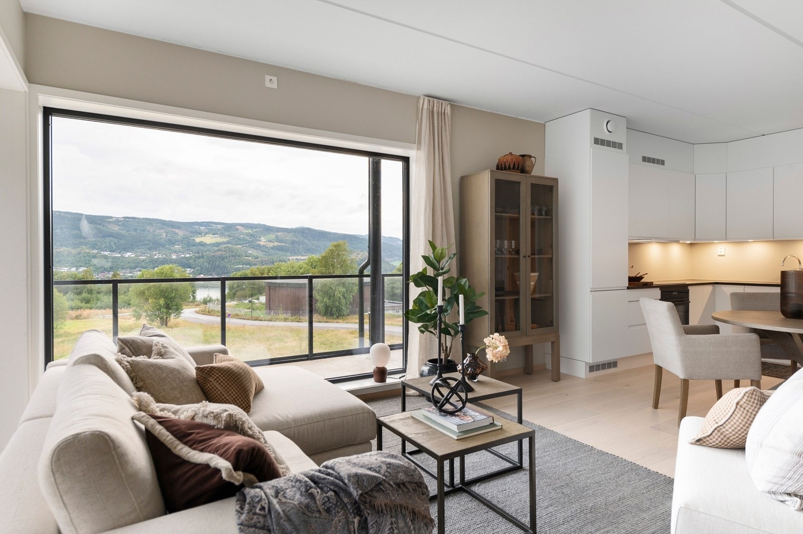 Leiligheten er malt i en lys delitakt farge og det er eikeparkett på gulv. Galleribilde