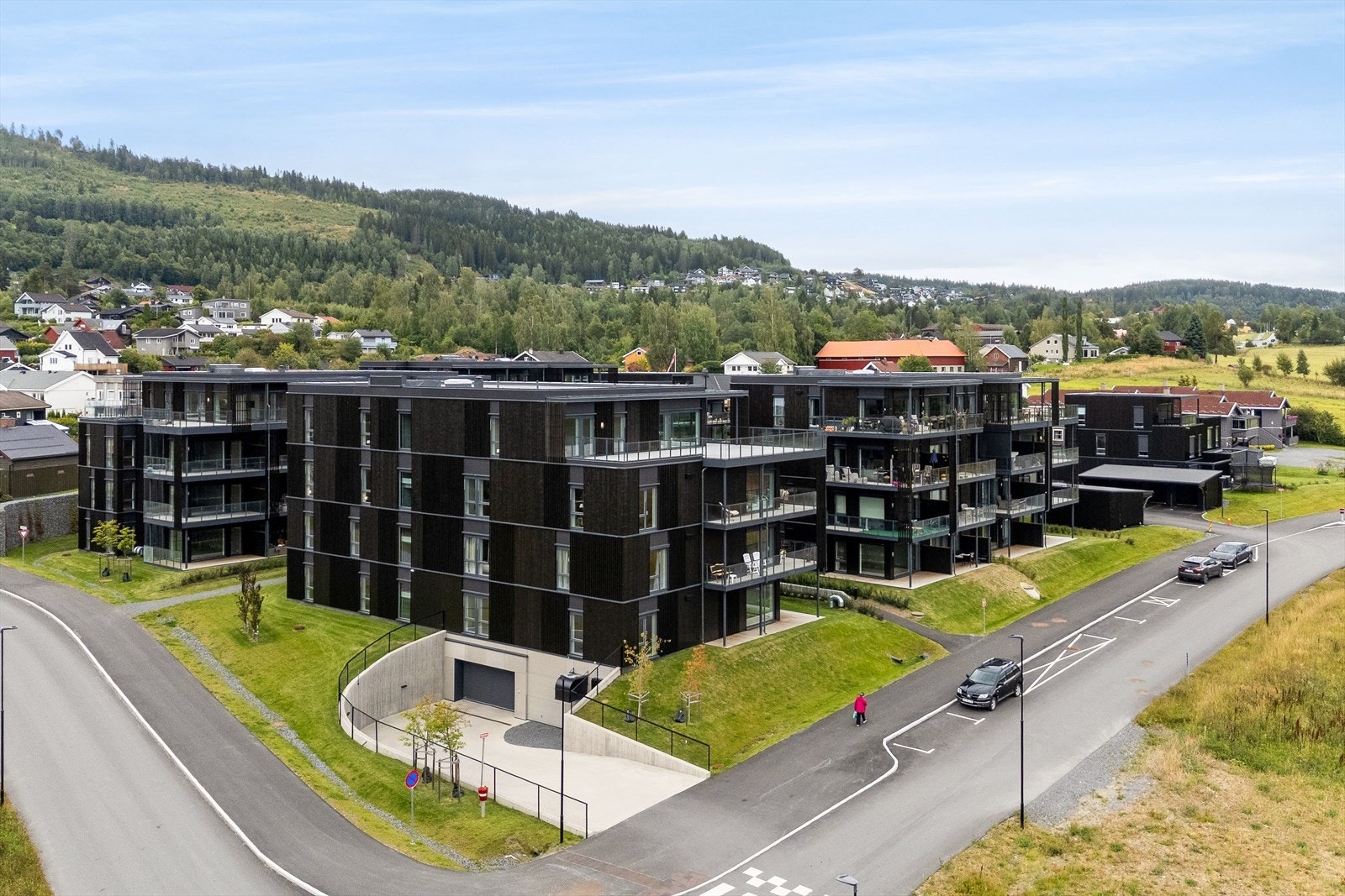 Innkjøring til garasjekjeller. Det medfølger en biloppstillingsplass til leiligheten samt en sportsbod. Galleribilde