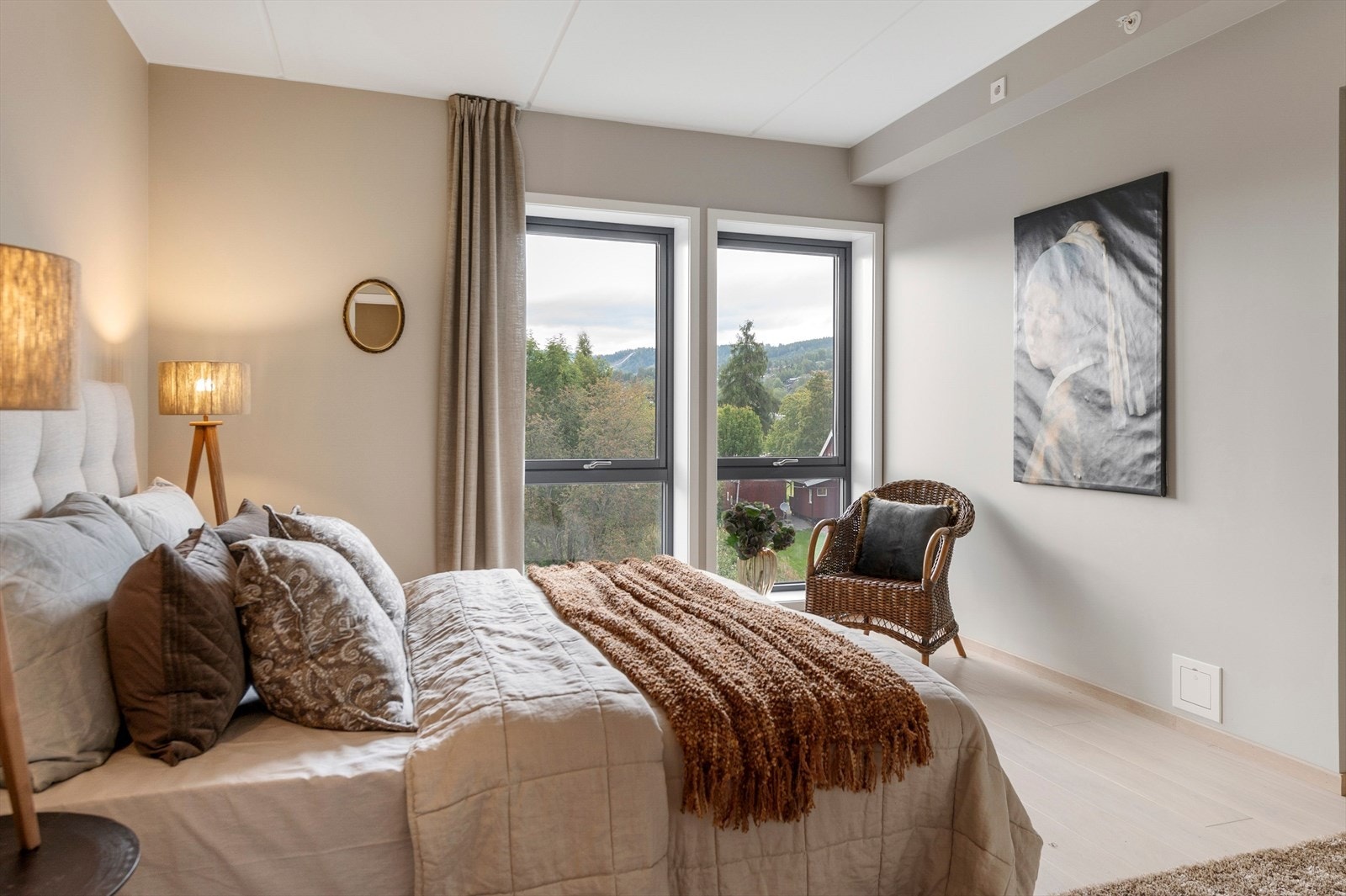 Romslig hovedsoverom med garderobeplass og eget bad. Galleribilde