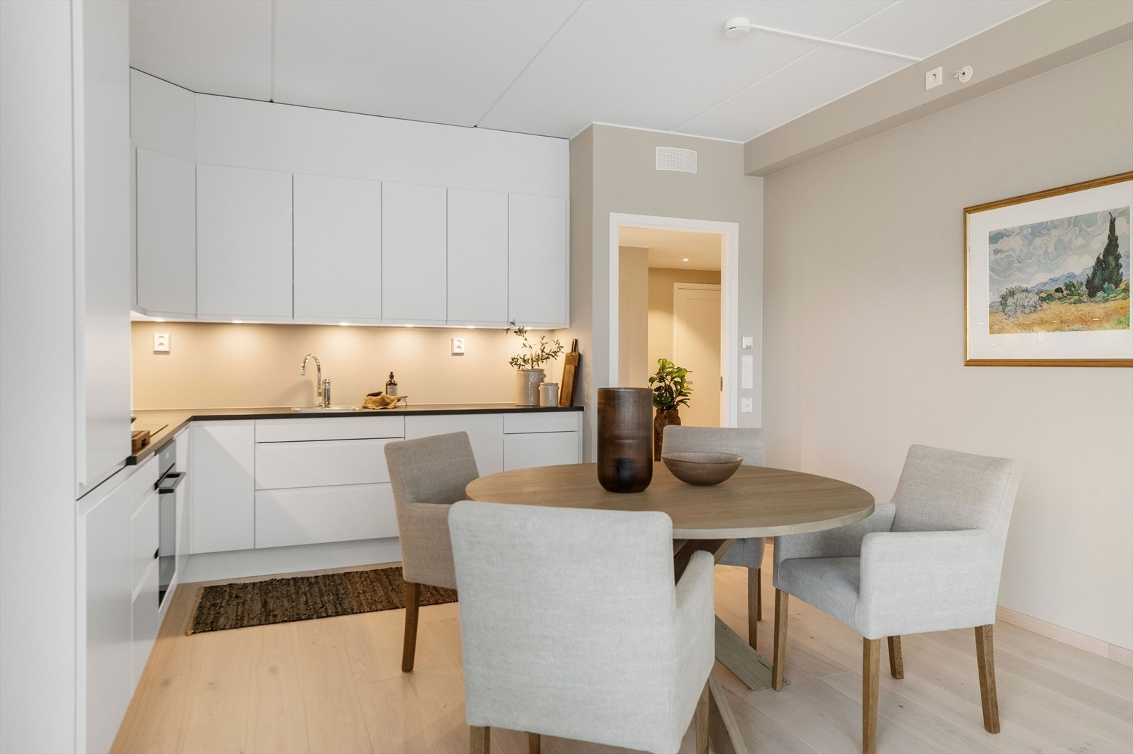 Pent kjøkken fra Sigdal med integrerte hvitevarer fra Simens. Galleribilde