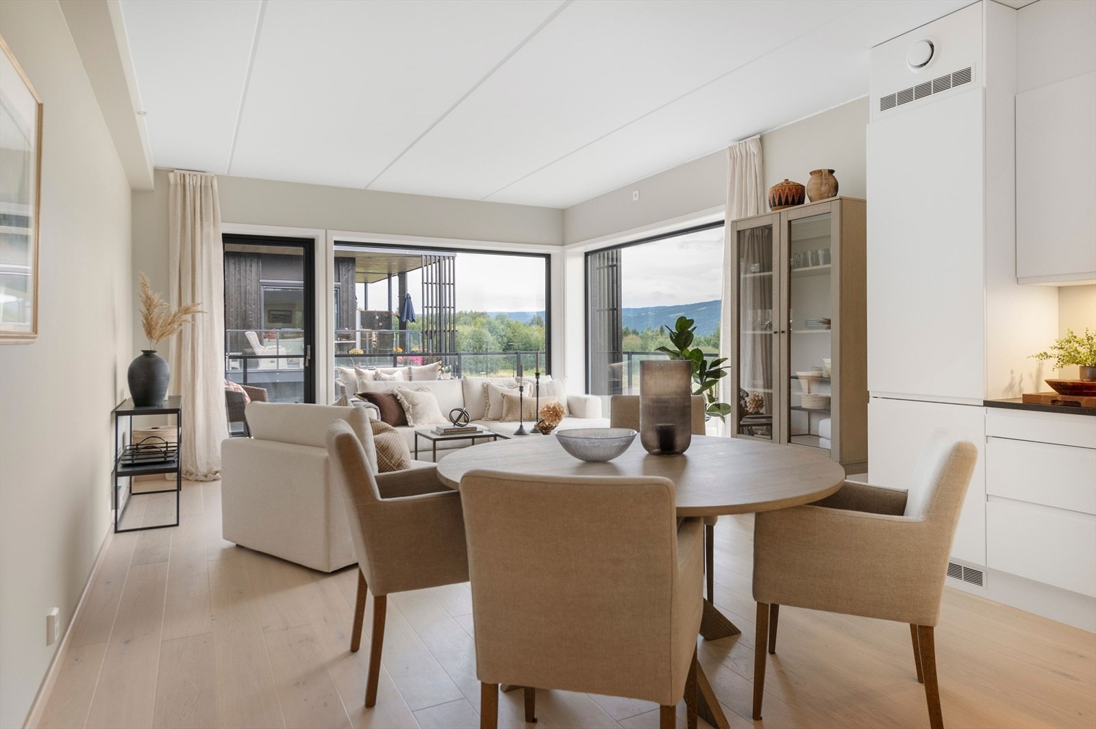 Stue og kjøkken i åpen løsning. Galleribilde