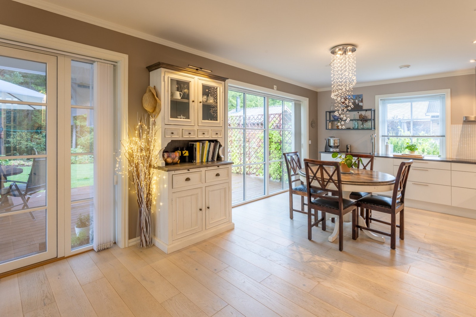 Romslig og moderne kjøkkeninnredning fra byggeår. Galleribilde