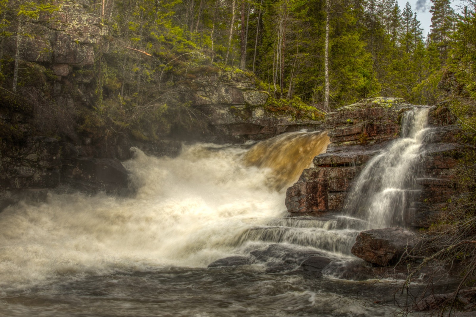 Gåfossen. Spektakulær foss om våren og høsten - badeplass om sommeren ca. 20 minutter med bil. Galleribilde