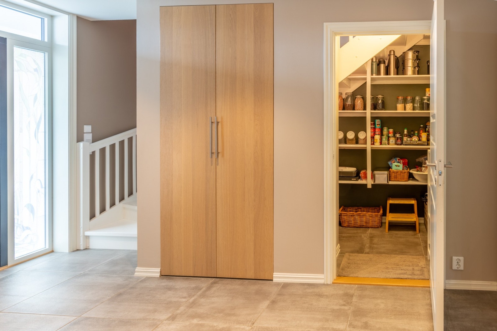 Under trappen er det en innvendig bod med hylleløsninger som gjøre det lettere å organisere. Galleribilde